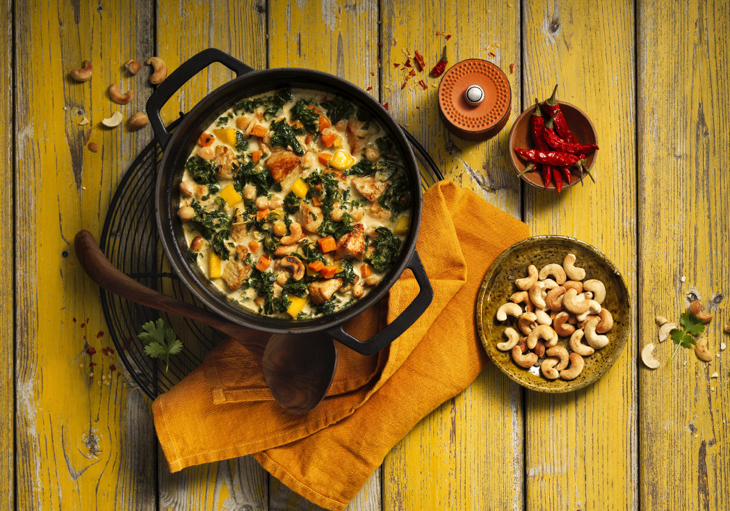 Curry de pollo con kale y garbanzos